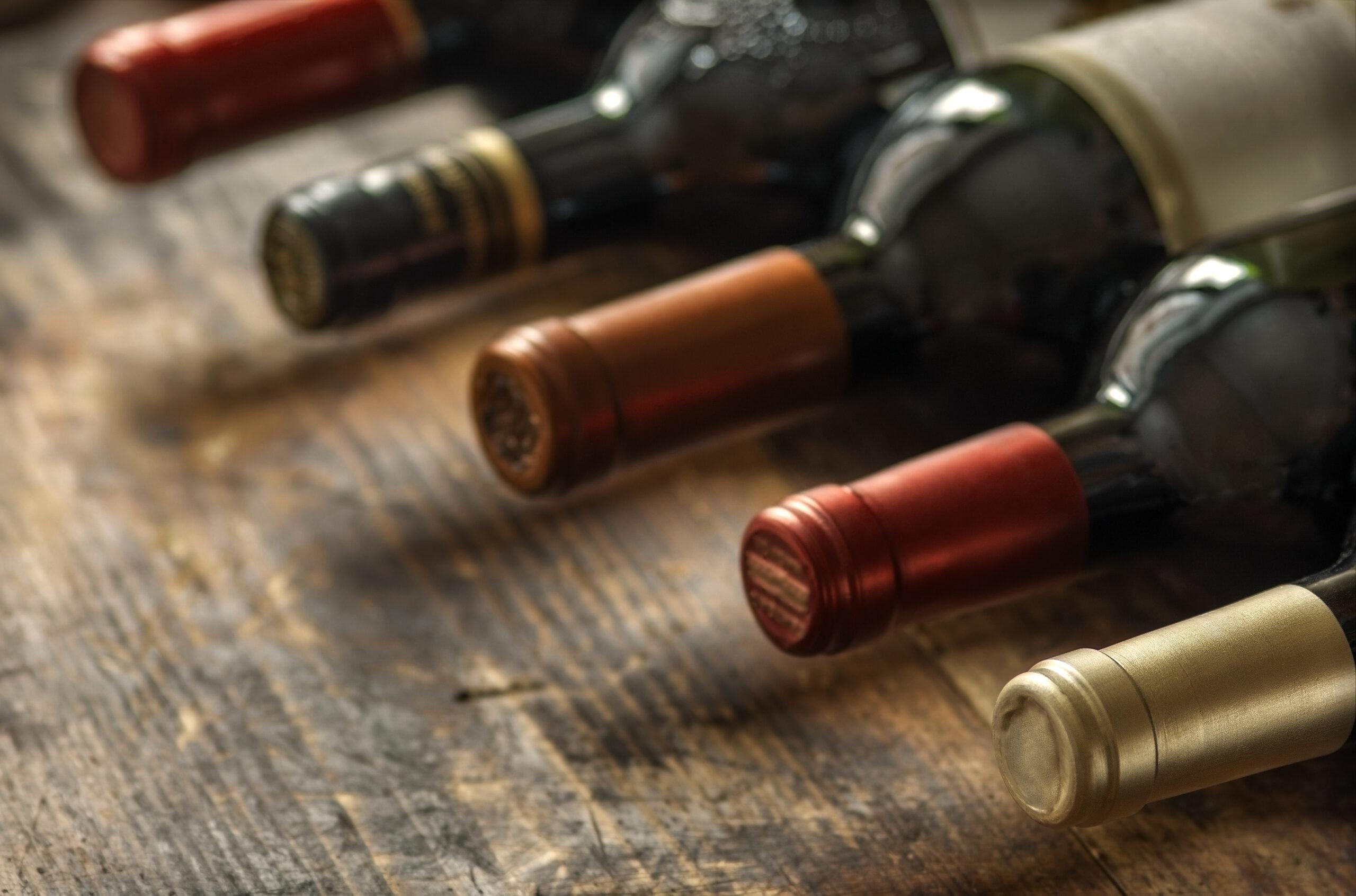 Bouteilles de vin rouge sur un plan de travail en bois brut
